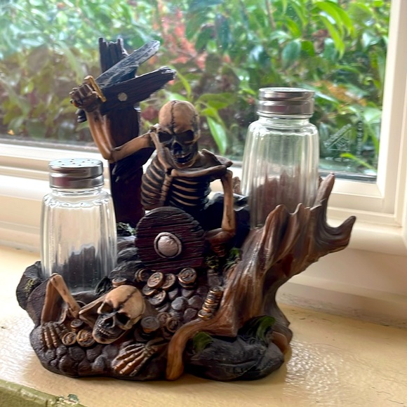 DWK 2010 pirates booty salt and pepper shaker holder display Halloween any time - Picture 1 of 6